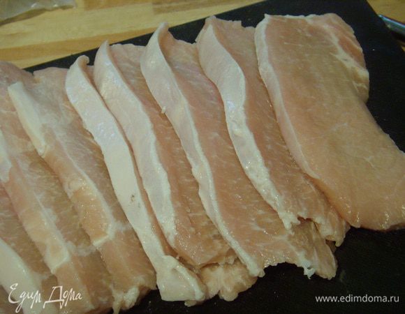 Свиную корейку помыть, разрезать на шницели,