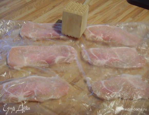 Отбить под плёнкой ( я для этой цели использую плотный целофановый пакет)