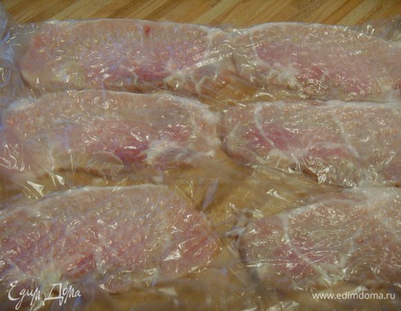 С обеих сторон, довольно тонкие пласты мяса должны у вас получиться. Избегайте прорывов.