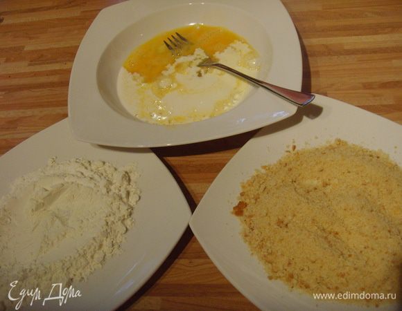 Приготовить всё для панировки: муку, сухари ( делаю сама из чёрствого хлеба), взболтать яйца и влить к ним сливки. Каждый шницель обмакнуть в муке, яйце, сухарях. Кто желает двойной панировки: окуните шницель повторно в яйце и в сухарях.