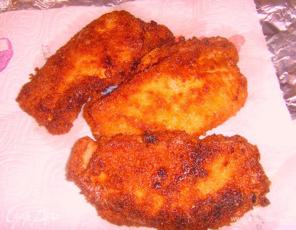 Лишний жир лучше осушить салфеткой. Идеальный венский шницель золотисто-оранжевого цвета, с хрустящей корочкой, которая легко отделяется от мяса.