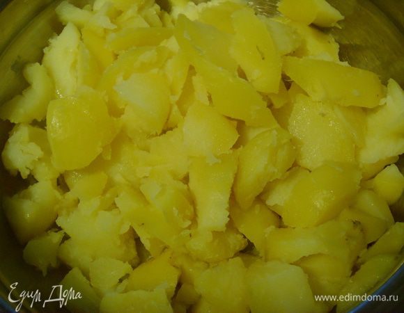 Ещё горячим очистить картошку от кожицы и нарезать на произвольные кусочк. Не стараться, тем более, что картошка распадается сама.