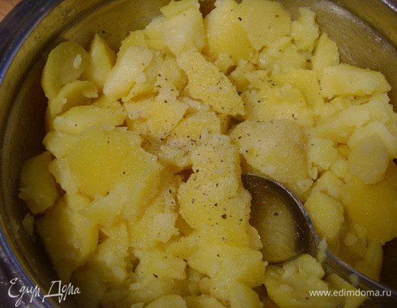 Залить картошку горячим соусом, поперчить, досолить, размешать. Дать настояться под крышкой.