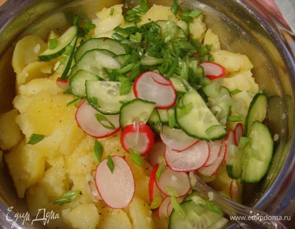 Добавить овощи к картофелю.