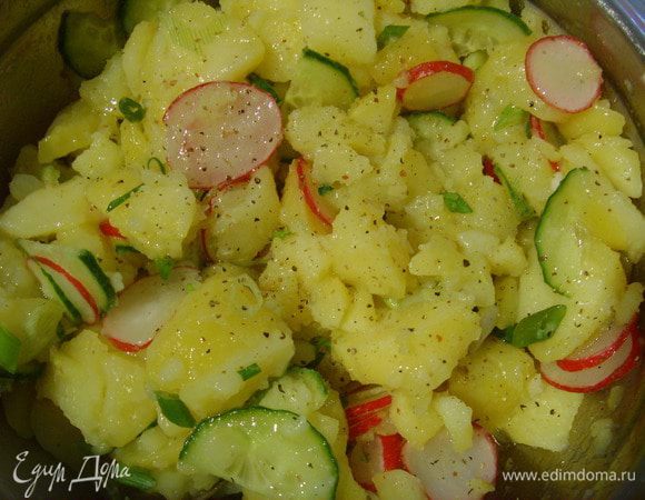 По необходимости досолить и доперчить, влить масло, тщательно перемешать и дать опять настояться.