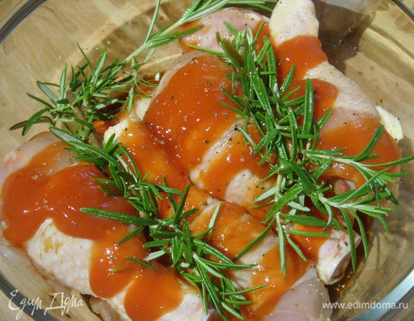 Куриные голени, т.к. в списке их не нашлось, а у меня именно они))) помыть, посолить, поперчить, залить кетчупом, соевым соусом, оливковым маслом.