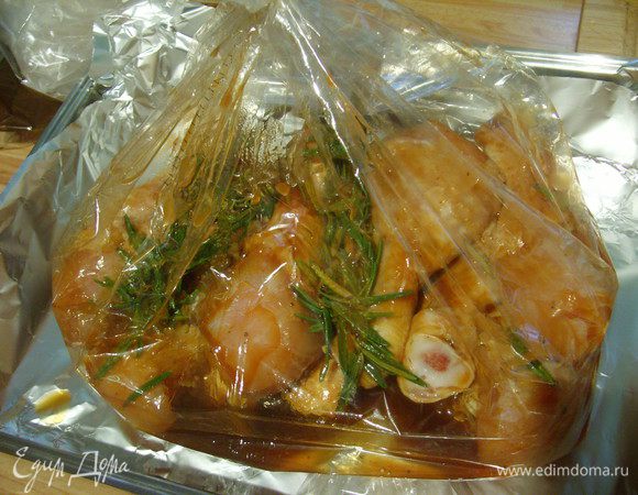 Всё вместе поместить в рукав для запекания, завязать концы и мариновать мясо в течении 4- 5 часов.