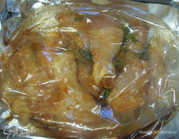 Запекать при 200° в рукаве в течении часа. Наблюдайте за вздутием и целостностью рукава, по надобности опустите противень на ступеньку ниже.