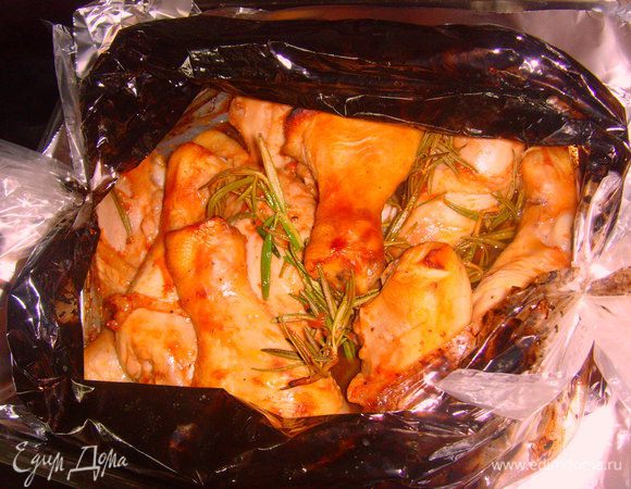 Разрежьте рукав. Осторожно: горячий пар! Запеките куриные голени в течении 20 мин. при открытом рукаве.