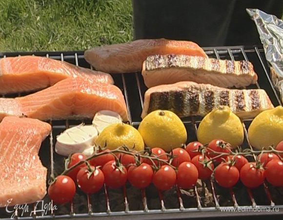 Подавать с поджаренными помидорами и чесноком.