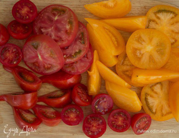 Чтобы салат смотрелся интереснее, нарежьте помидоры по разному - дольками, колечками и крупными кусками.