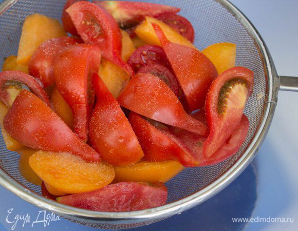 Сложить порезанные помидоры в дуршлаг, посыпать солью, перемешать и оставить на 20 минут, чтобы стек лишний сок.