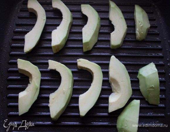 Сбрызгнуть ломтики оливковым маслом и обжарить на гриле по 2 минуты каждую сторону.