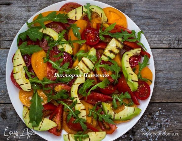 Выложить на блюдо помидоры, посыпать руколой, сверху выложить ломтики авокадо. Заправить оливковым маслом и бальзамическим уксусом. Подавать с хрустящим хлебом.