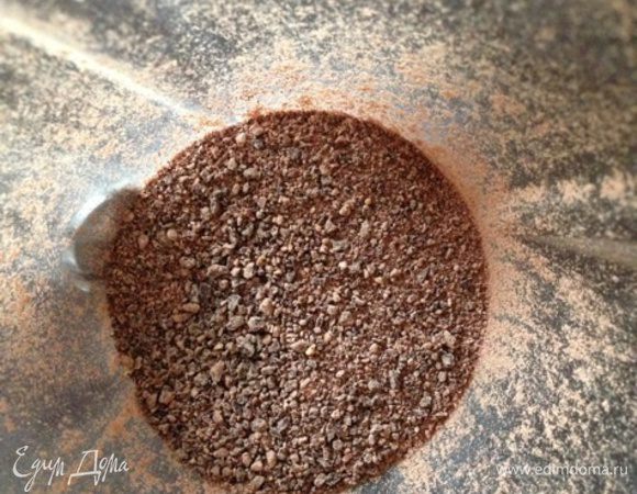 Разогреть духовку до 180 градусов.
Шоколад, предварительно чуть подмороженный в морозильной камере, измельчить в блендере.