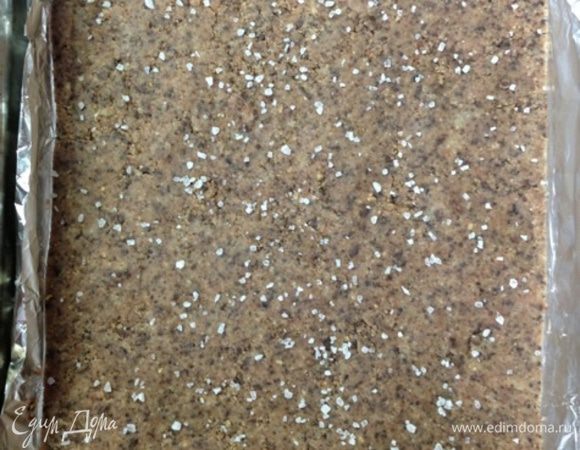 Выложить тесто ровным слоем в застеленную фольгой прямоугольную(квадратную)  форму(противень). У меня форма большая 19*27 см. Можно брать меньше, тогда получаться более высокие печенья, но время выпечки нужно будет немного увеличить.
Хорошенько спрессуем тесто, немного присыплем солью и ставим в разогретую духовку на 20 минут.