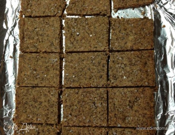 Достаем из духовки, даем полностью остыть и окрепнуть, нарезаем ножом на произвольные печенья. У меня получилось 15 квадратиков.