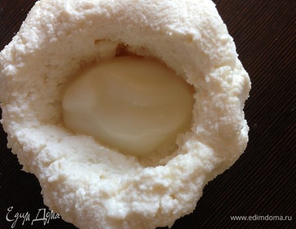 В углубление кладем начинку (количество регулируйте сами, я положила чайную с горкой ложку). Но много лучше не класть, чтобы проще было формировать орех. Для начинки я взяла нежирный сладкий йогурт.