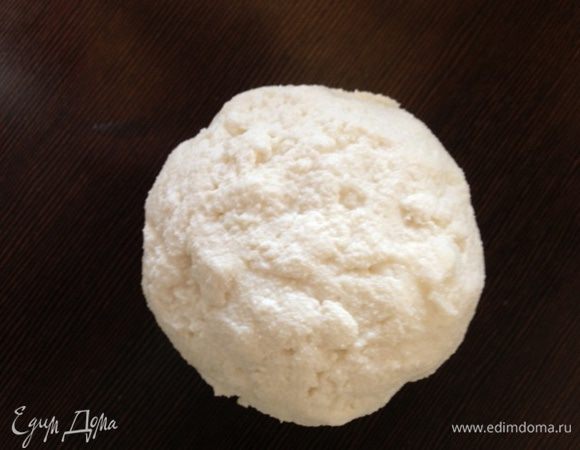 Аккуратно защипаем края и сформируем шар. 
Здесь главное делать это очень нежно, сильно не надавливая, чтобы не повредить стенки будущего "кокоса"