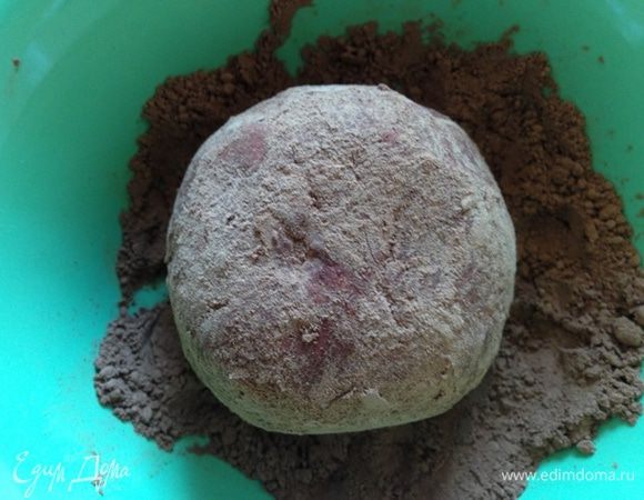 Обваливаем шары в какао и ставим минут на 10 в холодильник отдохнуть.
Хотя можно и сразу подавать. 
Для обваливания также можно брать шоколадную стружку или смесь кокосовой стружки и растворимого кофе, здесь уже воля фантазии.
Главное, чтобы по цвету шары напоминали кокосовые орехи.