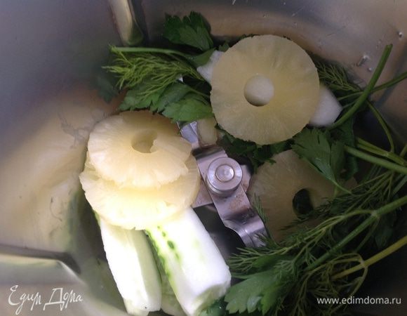 Огурцы, ананас, зеленый лук, петрушку и укроп нарежьте и измельчите в блендере.