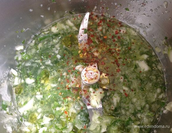 Добавьте 1 стакан холодной воды, оливковое масло, сок лайма. Посолите, поперчите и взбейте еще раз. Охладите.
