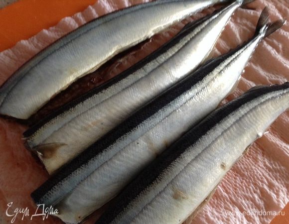 Сайру очистить от внутренностей, отделить голову и промыть.