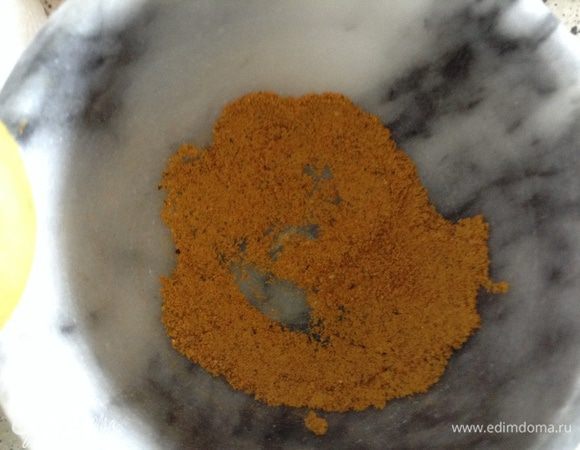 В ступке перетереть перец, куркуму, паприку и 1/2ч.л. соли.