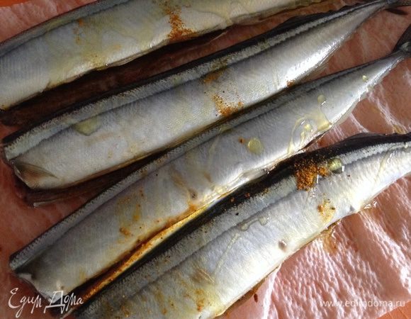 Внутри натереть рыбку специями, а сверху полить маслом, лимонным соком и посолить.