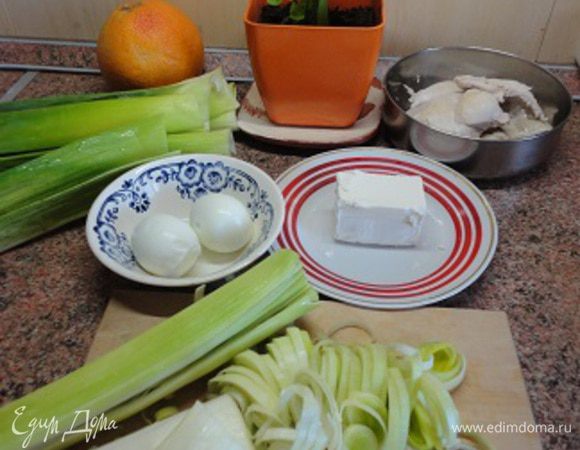 Куриные грудки (а не окорочка, как указано в рецептуре) и яйца отварить. Нарезать мелкими кубиками. Петрушку также мелко нарезать.