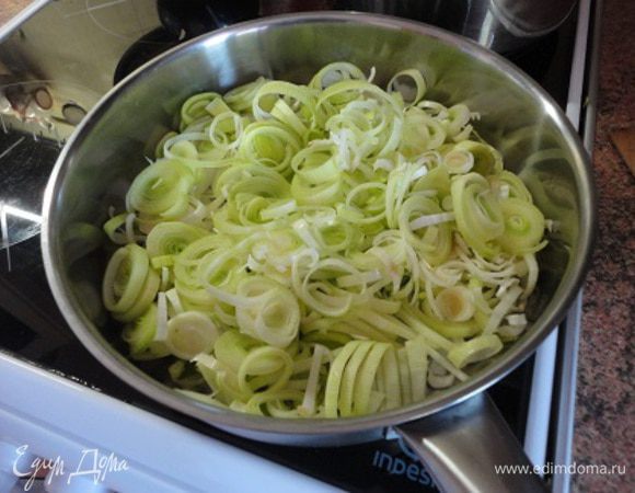 Лук промыть и нарезать тонкими кольцами или полукольцами и обжарить на оливковом масле до прозрачности.