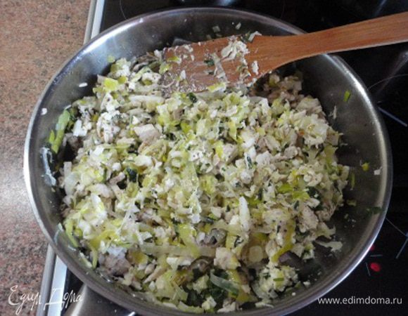 Добавить курицу, перемешать и прогреть вместе  2-3 минуты. Снять с огня. К луку с курицей добавить яйца, сыр, петрушку, посолить, поперчить, добавить любимые пряные сухие травы.
