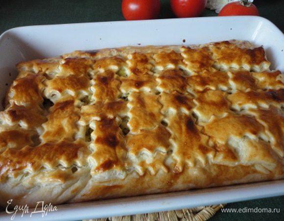 Выложить начинку и закрыть вторым листом тонко раскатанного теста. Смазать яйцом.
Выпекать 25-30 минут при температуре 180 – 200 градусов.
