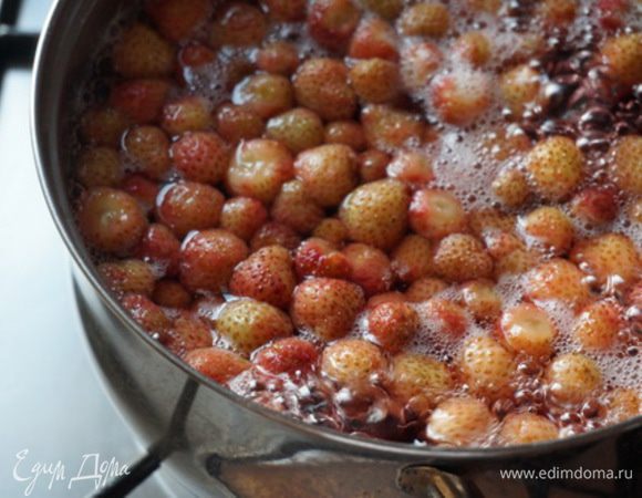 Землянику садовую собрала с грядки, помыла. Вода уже закипает, положила сахар (для сладкоежек, можно еще ложечку сахара добавить к рецептуре) и теперь опускаю в кипящий сироп (чтобы не разваривалась ягода) земляничку. Добавляю сок лимона.