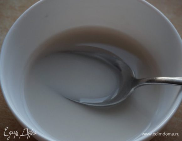 Крахмал залить холодной водой и хорошо размешать.  Для тех, кто любит кисель погуще, можно положить больше крахмала. 