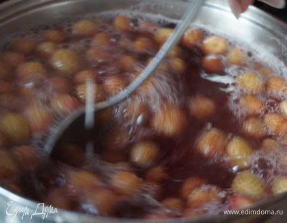 И, не снимая кастрюли с огня, начинаем вливать крахмал,  растворенный в воде, тоненькой струйкой, не прекращая все время помешивать. 