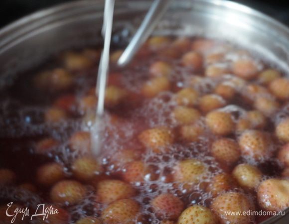 Прокипятим наш кисель 3-5 минут и снимаем с огня.