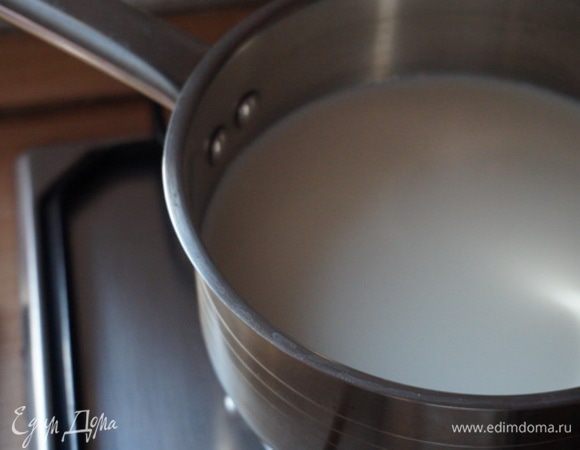 Теперь сварю молочную манную кашу. Молоко уже на плите, закипает, добавила щепотку соли.