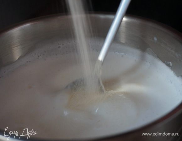 Высыпаю эту смесь в молоко, помешиваю. Варю манную кашу несколько минут, не забываю мешать, чтобы не подгорела. 