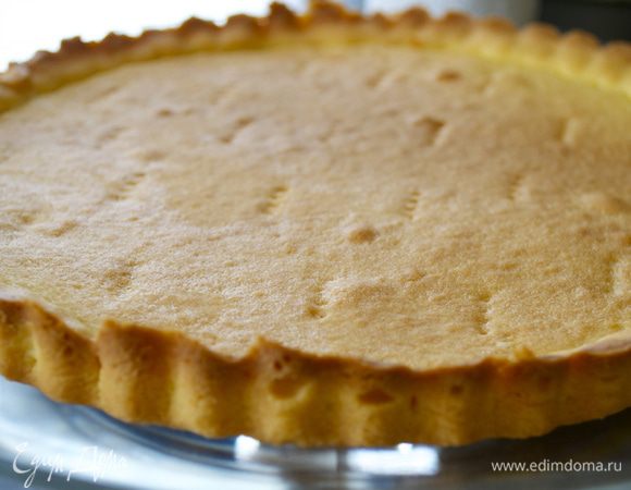 Готовую основу для тарта остудить и переложить на сервировочное блюдо.