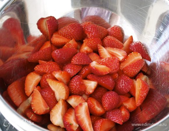Пока выпекается основа для тарта, приготовим клубничный курд... Клубнику вымыть, перебрать, удалить листики. Нарезать кусочками и положить в миску, которую нам будет удобно поставить на водяную баню. Добавить 40 мл воды и уваривать клубнику на водяной бане... Процесс будет не самым быстрым, у меня ушло на приготовления курда около 30 минут (как раз пока выпекался корж!).