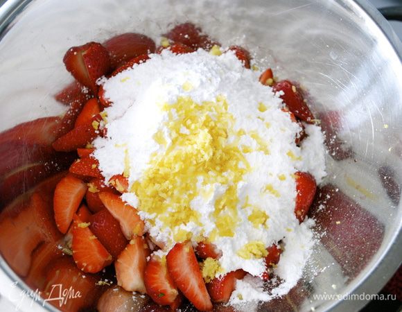 Добавить сахарную пудру и цедру одного лимона. Все аккуратно перемешать и довести на водяной бане до состояния пюре...  