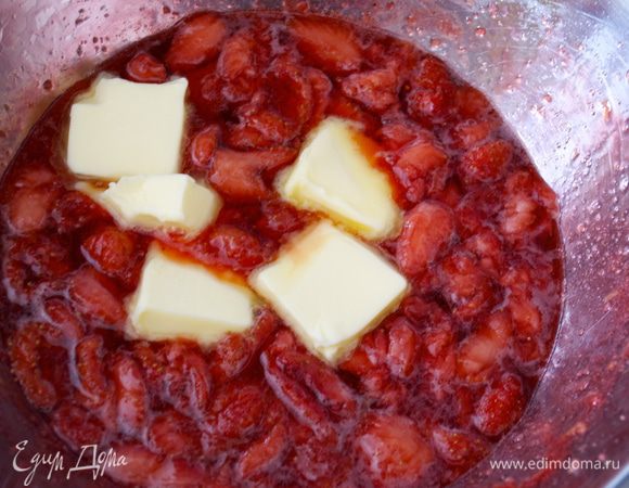 Затем добавить размягченное сливочное масло и еще раз все хорошо размешать.