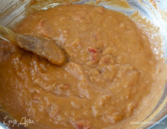 Кукурузный крахмал развести в небольшом количестве жидкости (я добавила пару ложек самой клубничной смеси) и влить в миску с курдом. Постоянно помешивая, варить до загустения массы. Снять с огня и дать остыть. Цвет у курда немного изменится (по сравнению с первоначальным), но вкус будет замечательным! ))) При желании разбить погружным блендером, но мне понравилось с небольшими кусочками клубники...