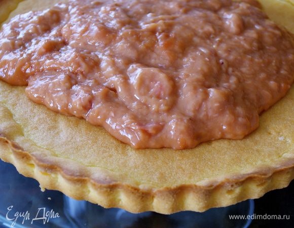 Остывший курд выложить на корж-основу и разровнять. Накрыть пленкой и убрать в холодильник.