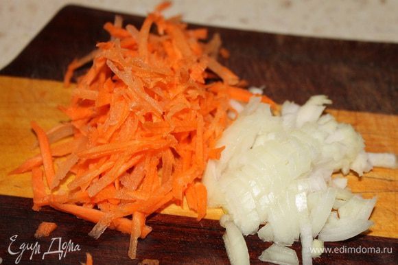 Капусту нарезать тонкой соломкой, морковь короткой соломкой, лук кубиками.
