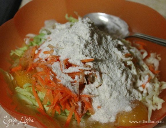Сложить все в глубокую миску, добавить 2 ст.л.  муки с горкой, соль перец и яйца.