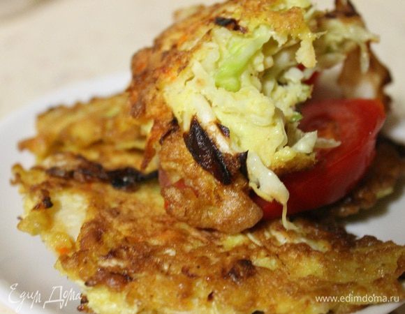 В сковороде разогреть масло, и ложкой выкладывать нашу капусту. Обжаривать с двух сторон до золотистой корочки. Приятного аппетита!