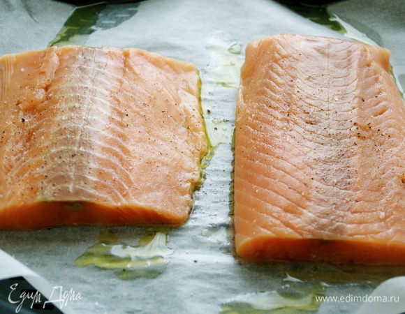 Куски рыбного филе семги слегка посолить и поперчить, сбрызнуть оливковым маслом и приготовить на пару... Остудить.