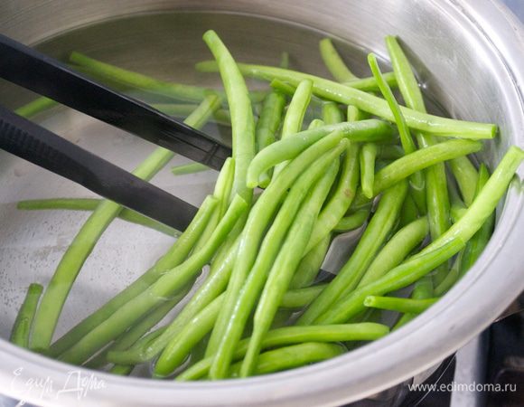 Стручковую фасоль отварить так, чтобы она сохранила свой зеленый цвет и была еще достаточно хрустящей... около 3 минут с момента закипания воды. После чего слить и тоже дать остыть (можно в холодной воде).